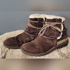 UGG Chocolate Suede Leather Booties (SIZE 9)